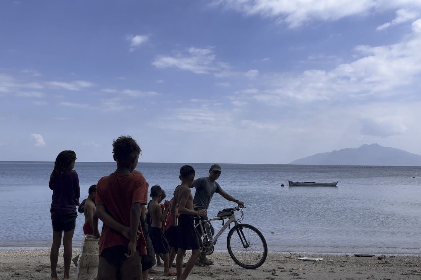 Mit dem Fahrrad von Flores nach Rote: Schiffe, Asche und der langsame Weg durch Ost-Nusa Tenggara
