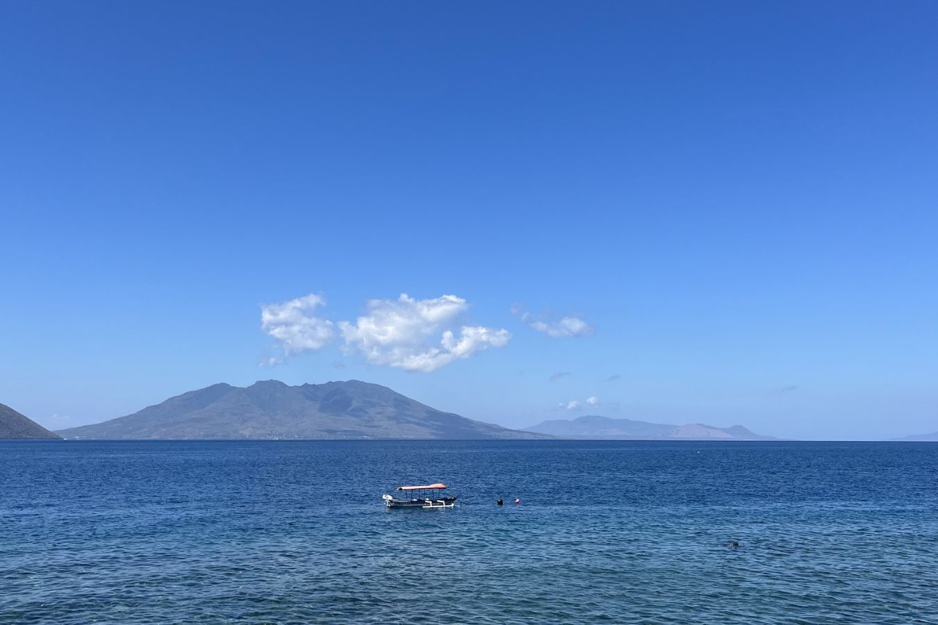 Ruhiger Küstenblick von Larantuka in Ost-Flores Indonesien