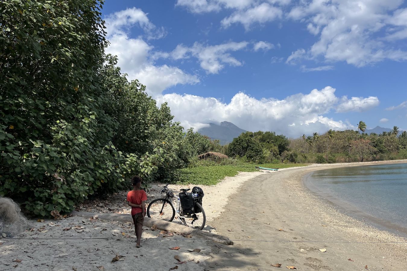 Neugieriges Kind während einer Fahrradtour in Flores Indonesien