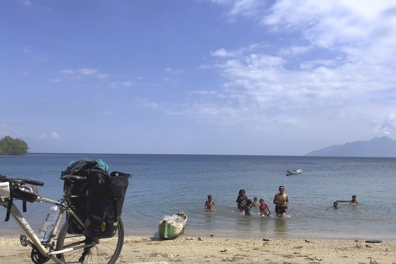 Radfahren und Schwimmen entlang der Nordküste von Flores in Indonesien