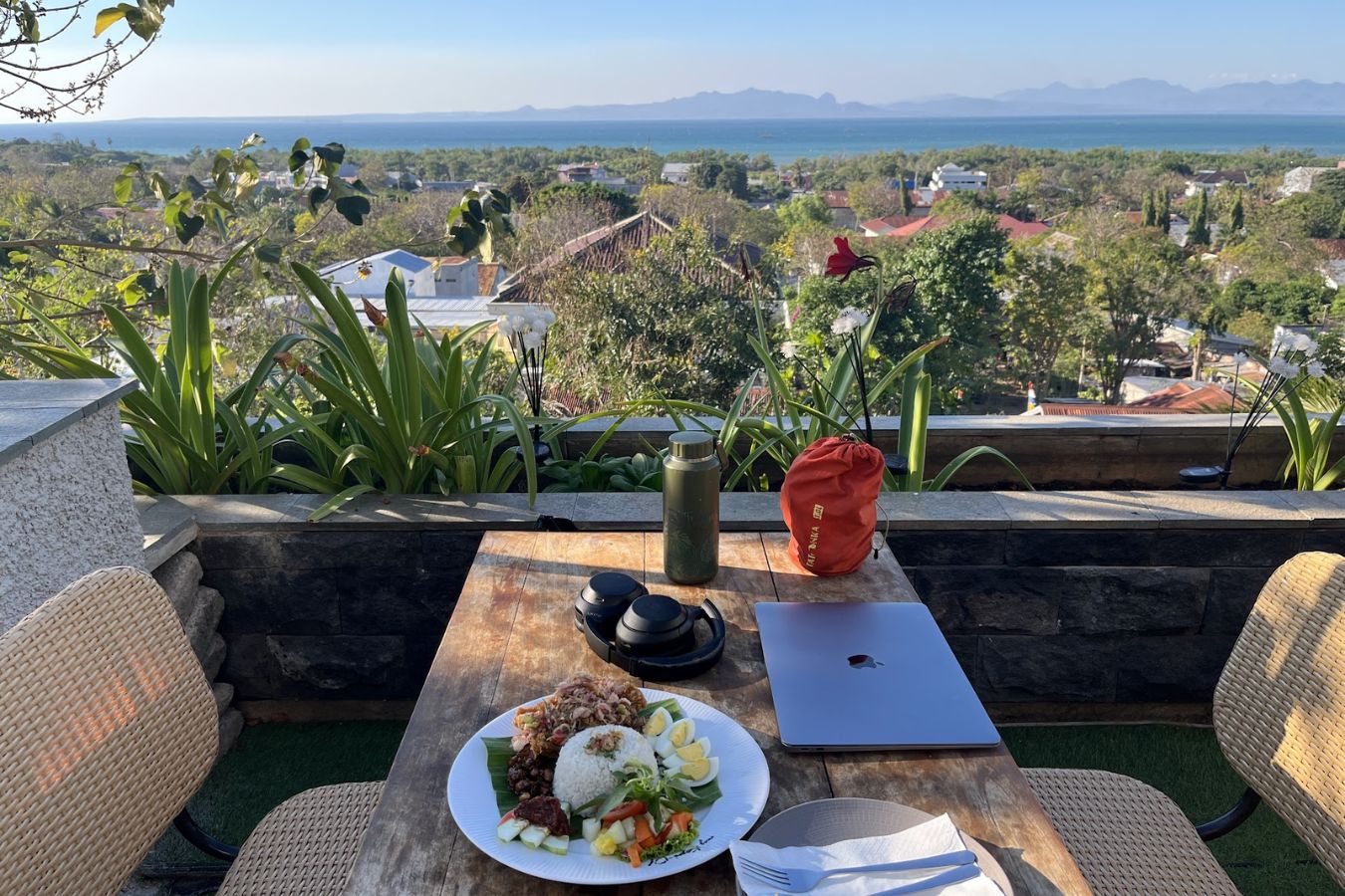 Arbeiten mit Blick auf die Küste von Kupang Indonesien