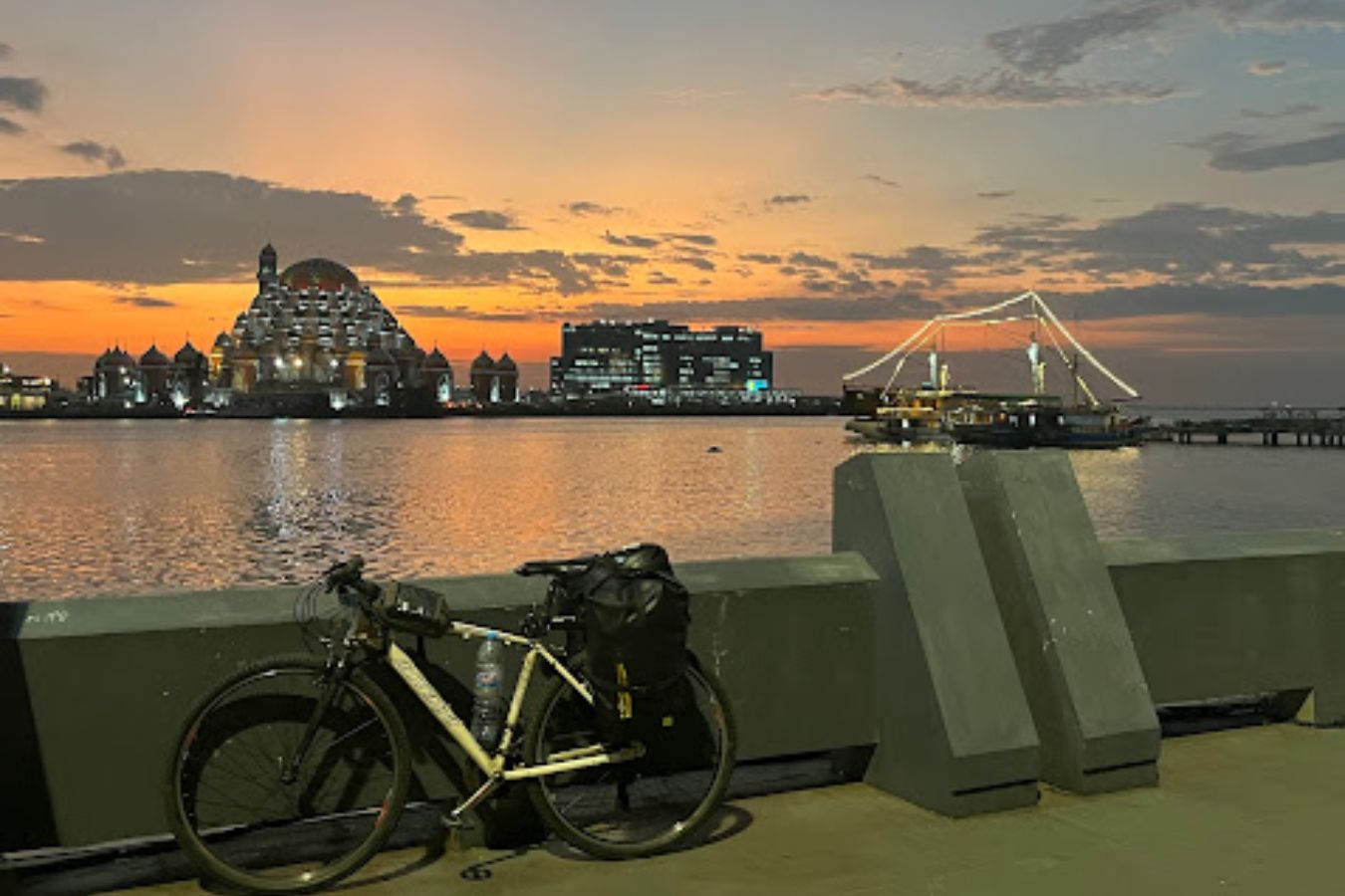 Sonnenuntergang in Makassar vor der Abfahrt mit einem PELNI-Schiff
