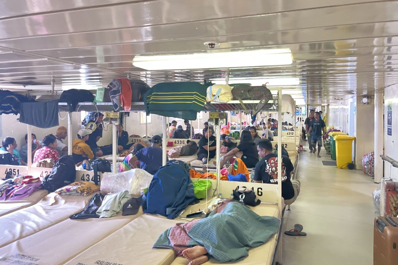 Atmosphäre in der Economy-Klasse auf einem PELNI-Schiff in Indonesien