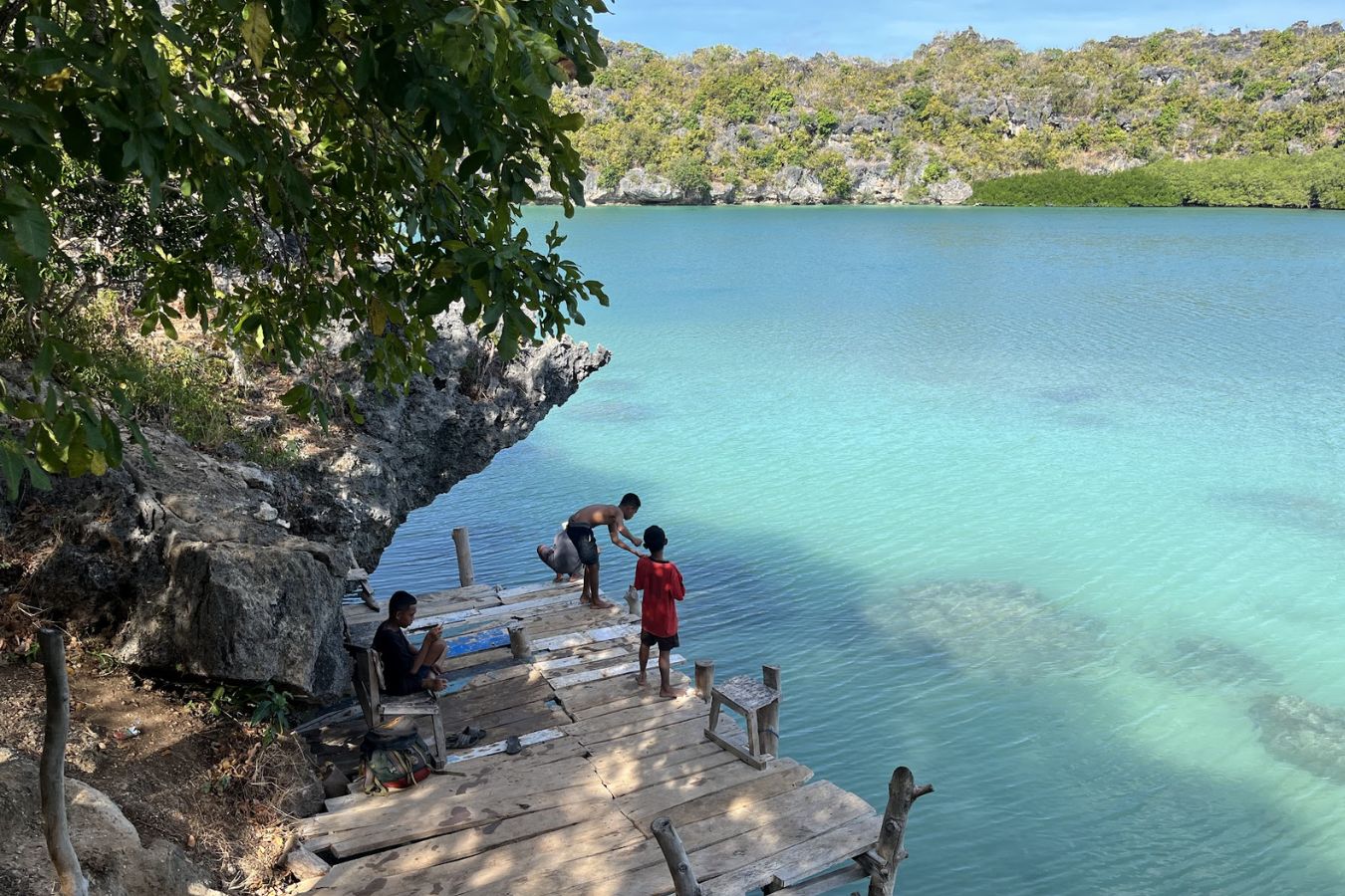 Türkisfarbenes Wasser am Telaga Nirwana auf Rote Island Indonesien