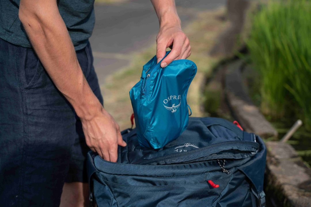 Osprey Farpoint 55 Reiserucksack mit Osprey Packsack für leichtes, organisiertes und wasserdichtes Reisen