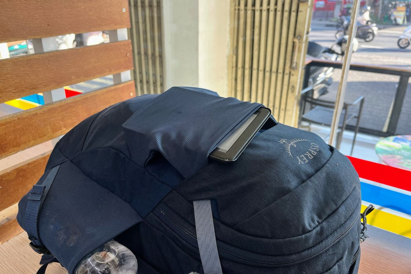 Kindle in der vorderen Stauöffnung