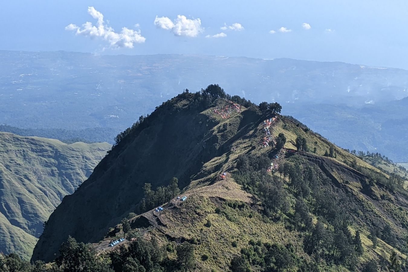 Die Eroberung des Mount Rinjani: Majestätische Höhen und Atemberaubende Schönheit West Nusa Tenggaras